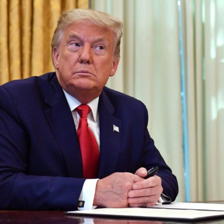 Trump ordena imponer aranceles del 25% a Colombia por rechazar dos vuelos de deportación
