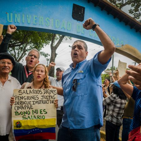 Profesores de la Universidad de Carabobo protestan por salarios dignos. Fotografía: Armando Díaz.