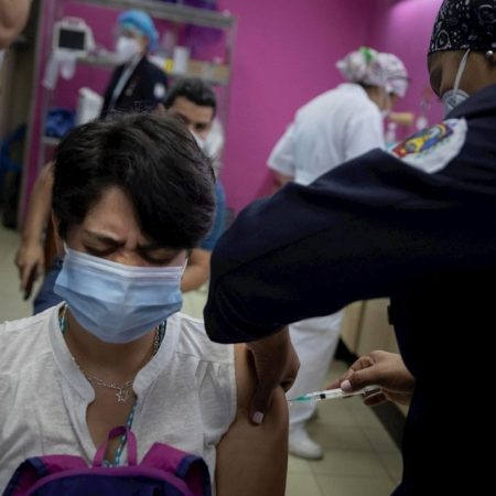 Una enfermera fue registrada el pasado martes al aplicar una dosis de la vacuna rusa contra la covid-19, Sputnik V, en Caracas (Venezuela). EFE