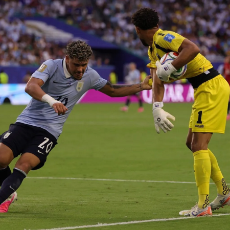 Goalkeeper Vozinha of Cape Verde (R) in action against Maximiliano Araujo (L) during the FIFA World Cup 2026 group stage match Uruguay against Cape Verde, in Miami, Florida, USA, 21 June 2026. (Cabo Verde) EFE/EPA/CRISTOBAL HERRERA-ULASHKEVICH