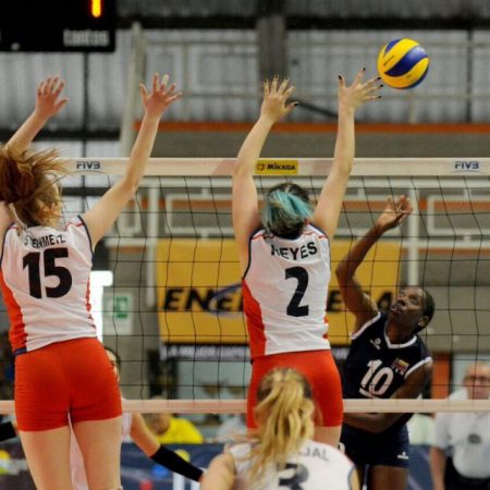 El ataque venezolano se mostró efectivo en el arranque del torneo./Foto: www.voleysur.org