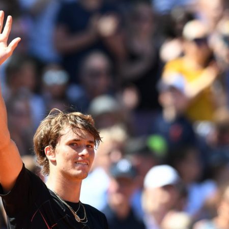 Germany's Alexander Zverev waves after defeating his compatriot Philipp Kohlschreiber in their final match at the ATP Tennis Open in Munich, southern Germany, on May 6, 2018. / AFP PHOTO / Christof STACHE