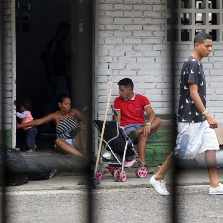 CLO15. CALI (COLOMBIA), 15/07/2018.- Venezolanos permanecen en un albergue temporal en Cali (Colombia) hoy, miércoles 15 de agosto de 2018. Los albergues temporales que fueron dispuestos por la Arquidiócesis de Cali, para darle refugio transitorio a ciudadanos venezolanos, serán cerrado debido a deficiencias en sus instalaciones. EFE/ERNESTO GUZMÁN JR
