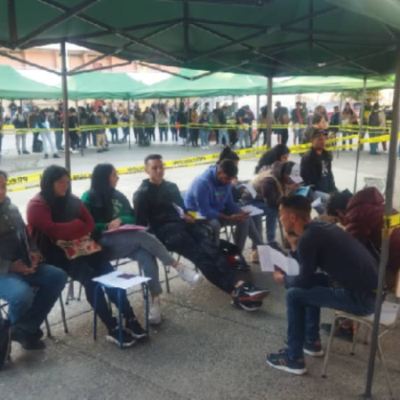 Venezolanos en Chile reciben pasaportes. Foto cortesía VTV