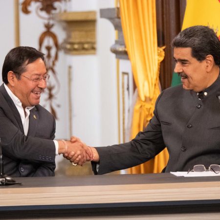 Nicolás Maduro saluda a su homólogo de Bolivia, Luis Arce, durante un acto para la firma de una serie de acuerdos de cooperación en el palacio presidencial de Miraflores. Foto EFE