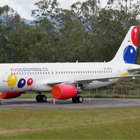 VivaColombia le salió al paso a las versiones y certificó la disponiblidad de combustible de su avión. (Foto EFE)