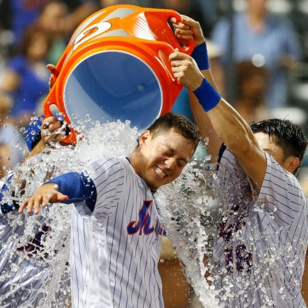 Wilmer Flores puso fin a un juego con jonrón por segunda ocasión en su carrera./Foto: AFP.