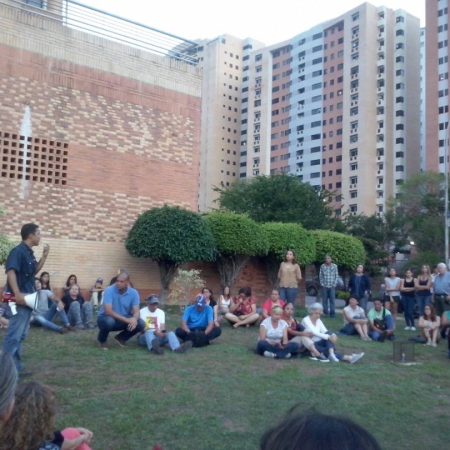 Asamblea de vecinos en la urbanización El Trigal, encabezada por el dirigente Carlos Graffe. (Foto: Kevin Arteaga)