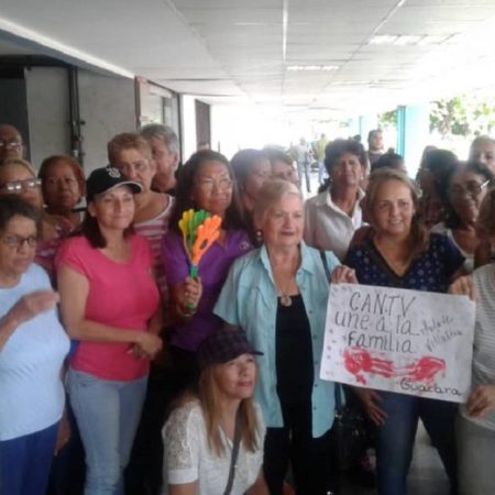 Vecinos de la Urb. Augusto Malavé Villalba en Guacara, reclaman el restablecimiento de servicios de Cantv. (Cortesía)