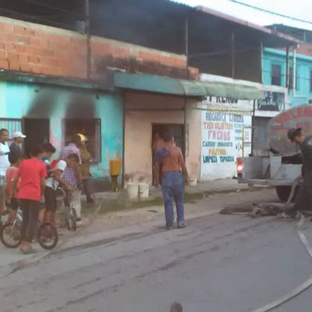 Bomberos de Valencia combatieron incendio en anexo ubicado en La Bocaína