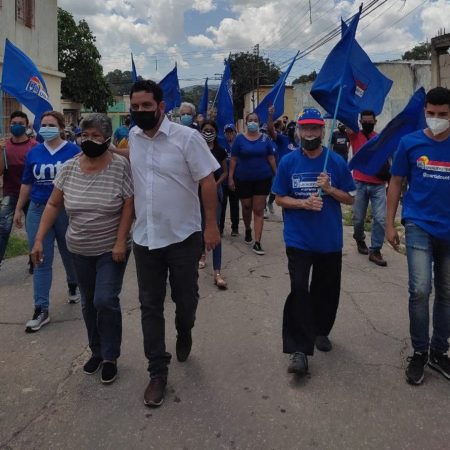 Francisco Pérez, secretario general del partido político Un Nuevo  Tiempo, es un recorrido por el municipio Naguanagua.