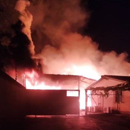 Bomberos atienden incendio de galpón en Naguanagua la noche de este jueves