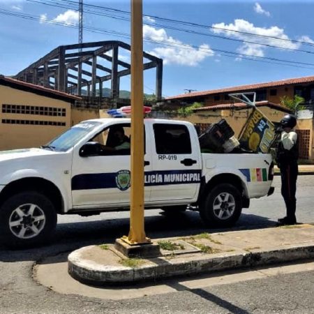 Policía de Valencia obligó a comerciantes de Bella Florida a retirar obstáculos de las aceras
