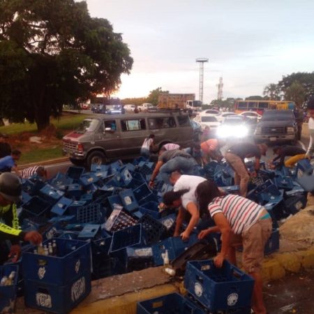 Gandola de cervezas perdió la carga en el distribuidor San Blas este miércoles