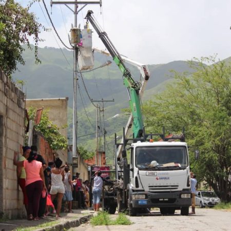 Beneficiadas 120 familias de Naguanagua con instalación de tres transformadores eléctricos