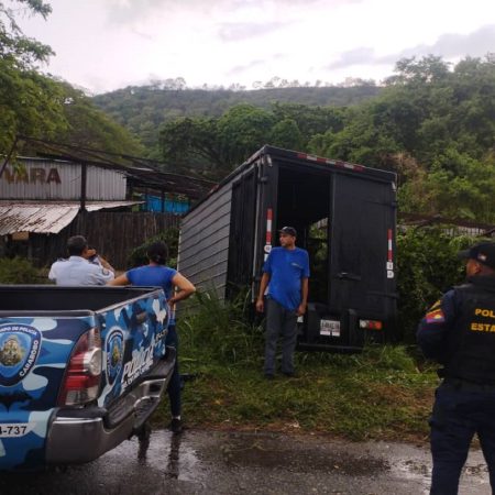 Volcamiento de vehículo de carga en Los Guayos dejó a su conductor herido