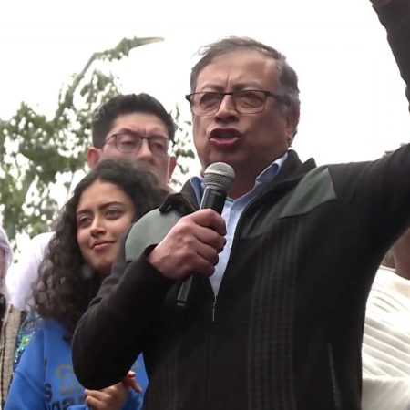 Petro salió a la calle a buscar apoyo popular a sus reformas en medio del escándalo