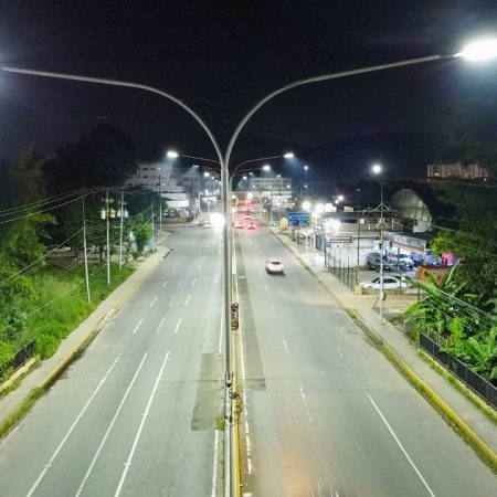 Transeúntes y comerciantes satisfechos tras rehabilitación del alumbrado en la avenida Valencia de Naguanagua