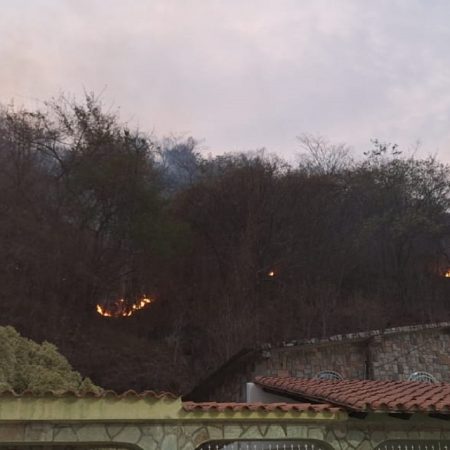 Llamarada en cerro Indio Desnudo en San Diego se acerca peligrosamente a las viviendas