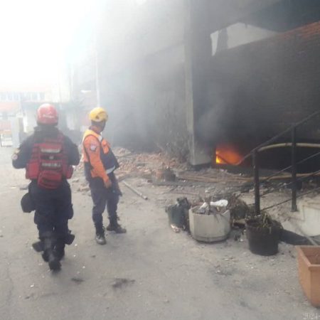 Cinco bomberos resultaron con quemaduras durante combate a incendio en Caracas