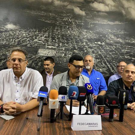 Jorge Aroca, presidente de Fedecámaras Carabobo ofrece declaración a la prensa desde la Cámara de Comercio de Valencia. Fotografía: Armando Díaz.