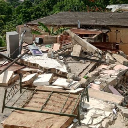 Dos personas fallecieron al desplomarse sus viviendas en el sector Las Colinas de Morón (Foto: Cortesía)