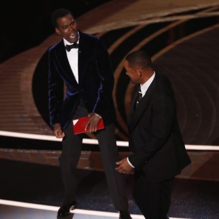 El actor Will Smith golpea al también actor Chris Rock durante la 94 edición de los Oscar Foto EFE