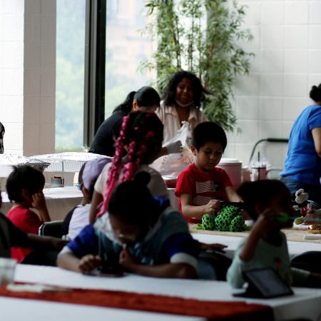 Hijos de inmigrantes tendrán educación y alimentos en el curso que empieza en Nueva York
