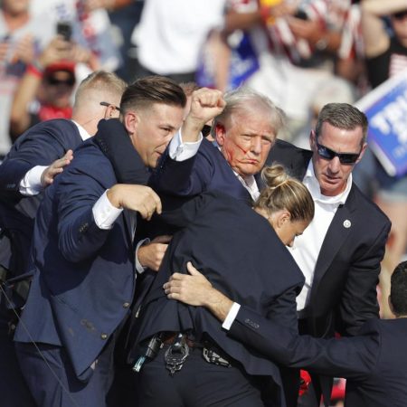 Butler (United States), 13/07/2024.- Former US President Donald Trump is rushed off stage by secret service after an incident during a campaign rally at the Butler Farm Show Inc. in Butler, Pennsylvania, USA, 13 July 2024. EFE/EPA/DAVID MAXWELL
