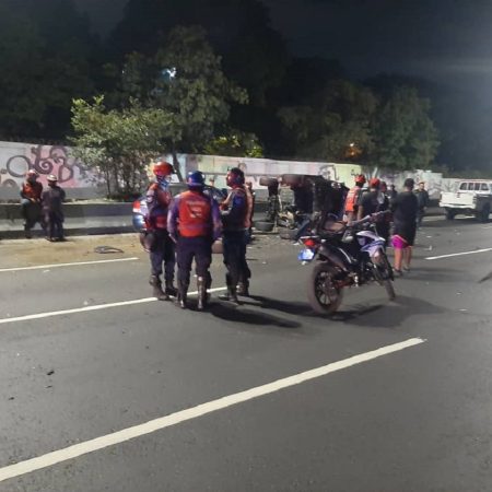 Aparatosa colisión vehicular dejó dos personas fallecidas en Caracas