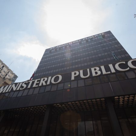 Destituidos y detenidos tres policías que extorsionaron a turistas extranjeros