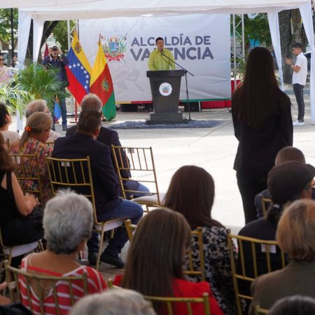 El acto se realizó en la plaza Michelena de San Blas. (Foto cortesía prensa alcaldía de Valencia).