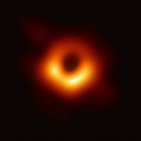 Fotografía cedida este jueves por la NASA donde se muestra la primera imagen de un agujero negro captada por el Telescopio del Horizonte de Sucesos (EHT) desde el centro de la galaxia M87. EFE