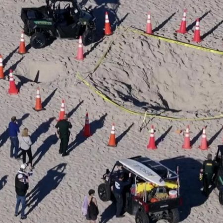 Una niña muerta y otro menor en estado grave tras caer en un agujero en playa de Florida