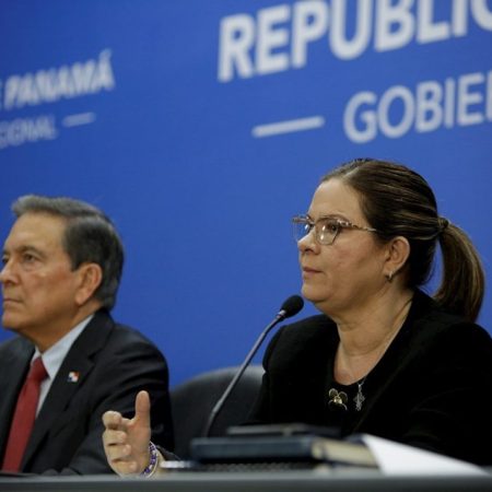 la ahora exministra de Salud de Panamá Rosario Turner Montenegro, junto al presidente panameño, Laurentino Cortizo. EFE