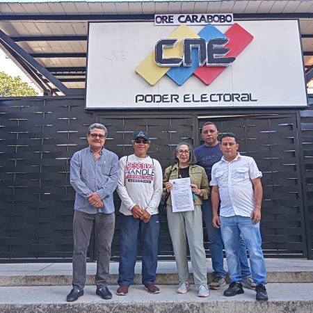 Algunos de los firmantes consignaron el documento ante el CNE. (Foto cortesía).