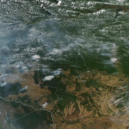 Fotografía tomada el 13 de agosto de 2019 por el Espectrorradiómetro de imágenes de media resolución (MODIS) a bordo del satélite Aqua, y publicada en el servicio terrestre de la NASA, que muestra desde el espacio los focos de incendios forestales en la Amazonía brasileña. EFE