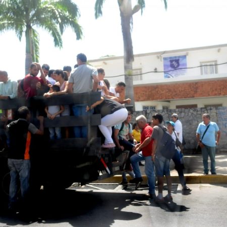 Continua el Riesgo ante la falta de transporte publico  de Usuarios o Pasajeros que se trasladan en camiones de estaca Foto Angel Chacón