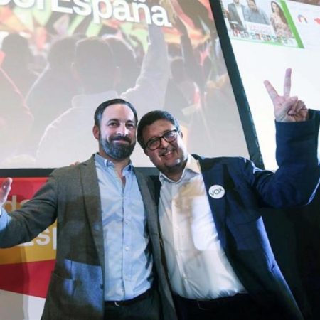 El presidente de Vox, Santiago Abascal (i), y el candidato a la presidencia de la Junta de Andalucía, Francisco Serrano, tras conocer los resultados en las elecciones. (Foto EFE)