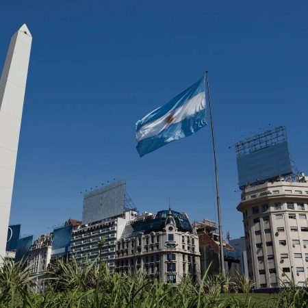 Argentina rechaza decisión de revocar a Brasil representación de sus intereses