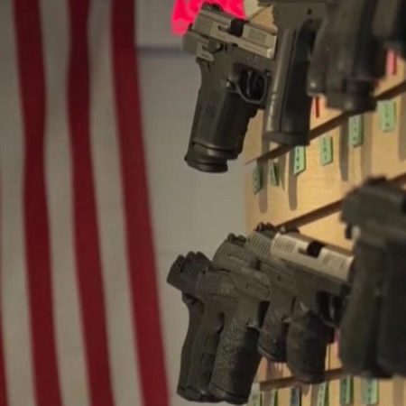Biden busca reducir los homicidios con control de armas y apoyo a la Policía