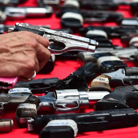 Autoridades revisan acciones para el control de armas en el país
