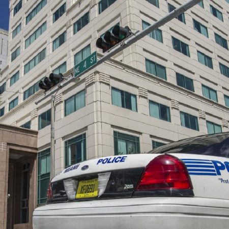Detienen a policía de Florida