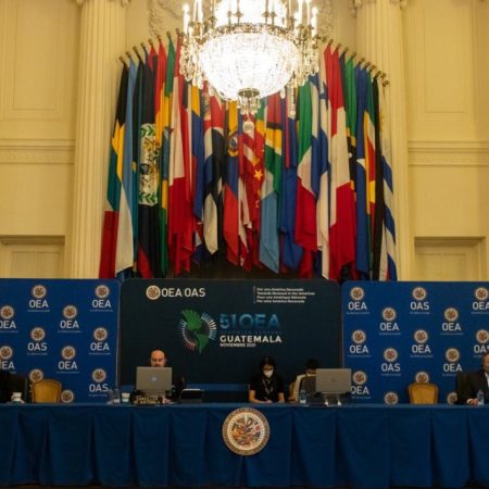 Llegan a Venezuela los primeros observadores africanos para las elecciones Caracas, 11 nov (EFE).- Un primer grupo de delegados africanos que participarán en el Plan de Veeduría Internacional para las elecciones regionales y locales del 21 de noviembre llegó este jueves a Venezuela desde Angola. "Arriban a Venezuela los primeros delegados africanos desde Angola, quienes participarán en el Plan de Veeduría Internacional el próximo 21 de noviembre", escribió en Twitter la Embajada de Venezuela en Angola. A su llegada, fueron recibidos por el ministro de Relaciones Exteriores, Félix Plasencia, quien les dio la bienvenida en esta jornada, que coincide con el Día de la Independencia de Angola. A las elecciones locales y regionales del próximo 21 de noviembre se presentará también la oposición, incluido el sector que lidera el exdiputado Juan Guaidó; será la primera ocasión, desde 2017, que este sector acude a las urnas. En las mismas también estará presente una Misión de Observación Electoral de la Unión Europea (MOE-UE), que se desplegó por el país el pasado 28 de octubre, coincidiendo con el inicio de la campaña para los comicios. Además, participa un panel de expertos de la ONU, quienes también desempeñarán el rol de observadores, igual que un grupo de integrantes del Centro Carter. Las elecciones serán observadas también por organizaciones nacionales y veedores internacionales a los que el Gobierno de Nicolás Maduro ha invitado para seguir el proceso electoral. EFE