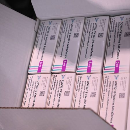 La cautela fuerza a suspender la vacuna de Astrazeneca a la espera de la EMA