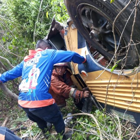 Funcionarios ayudando a las víctimas. (Foto cortesía).