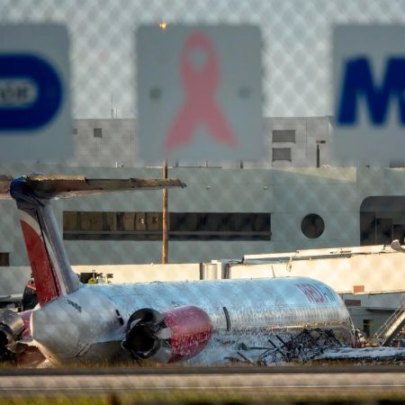 Tres heridos en avión que se incendió al aterrizar en aeropuerto de Miami