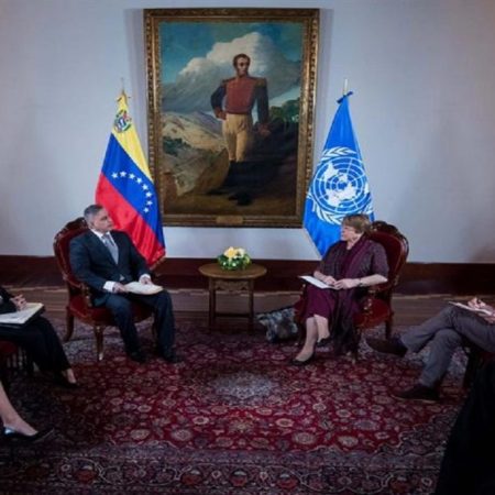 La alta comisionada de Naciones Unidas para los derechos humanos, Michelle Bachelet (c-d), y el fiscal general, Tarek William Saab (c-i), se reúnen este jueves, en la sede diplomática de la Cancillería venezolana, en Caracas (Venezuela). EFE