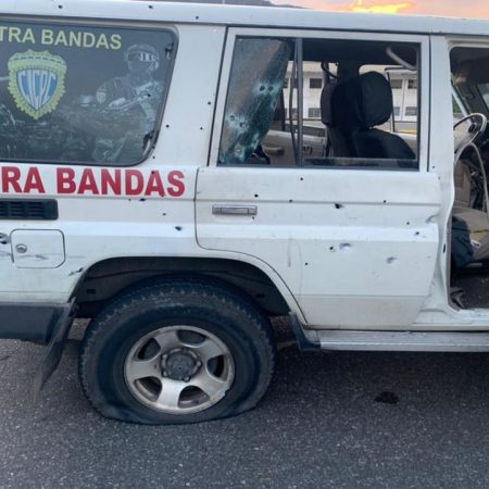 Así dejaron unos delincuentes a una unidad que opera contra las bandas.(Foto Twitter)