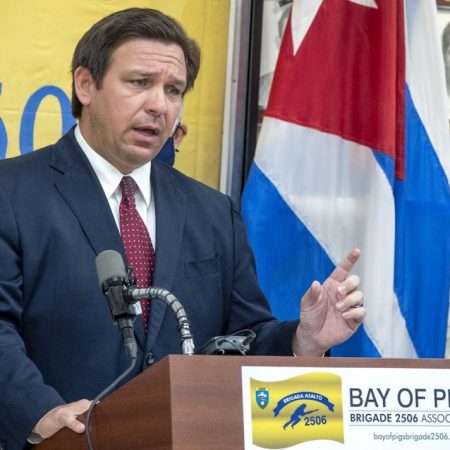Juez acepta demanda contra el gobernador Florida por orden sobre mascarilla